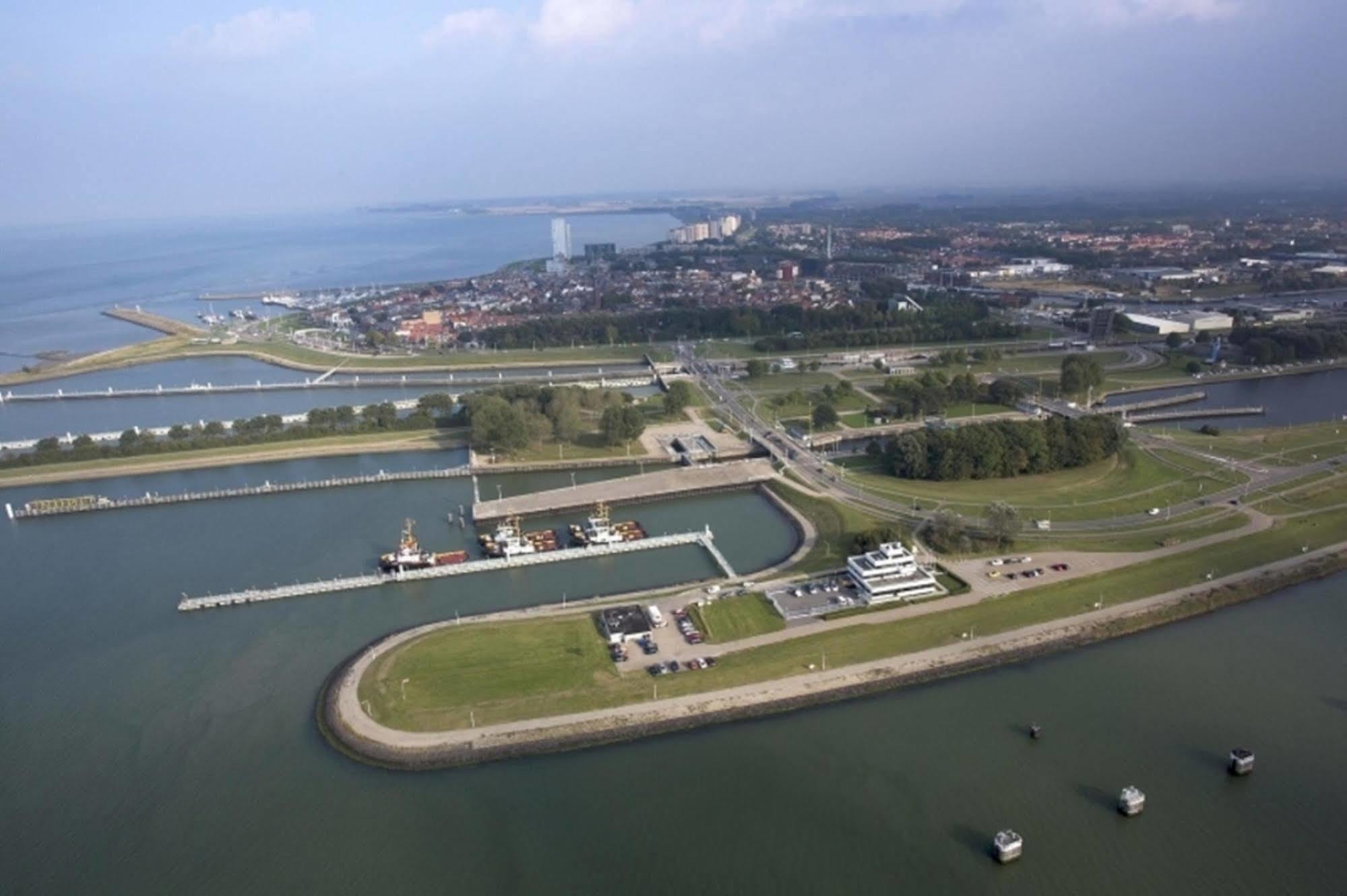 Hotel De Blaauwe Leeuw Terneuzen Bagian luar foto